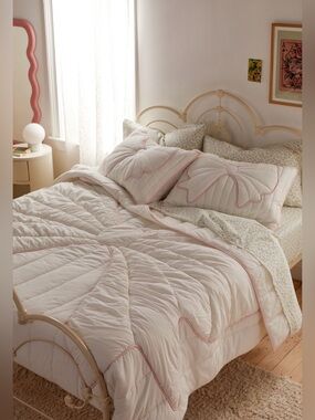 ✨New Set of Urban Outfitters Big Bow Quilted Shams in Pink (Set of 2) ✨